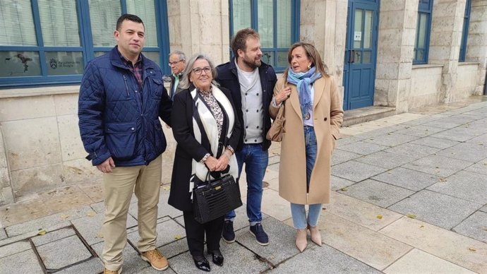 Las concejales de Cultura y Comercio de Burgos, Rosario Pérez y Rosa Niño, y en el medio el diputado del Parlament de Cataluña Dimas Gragera.