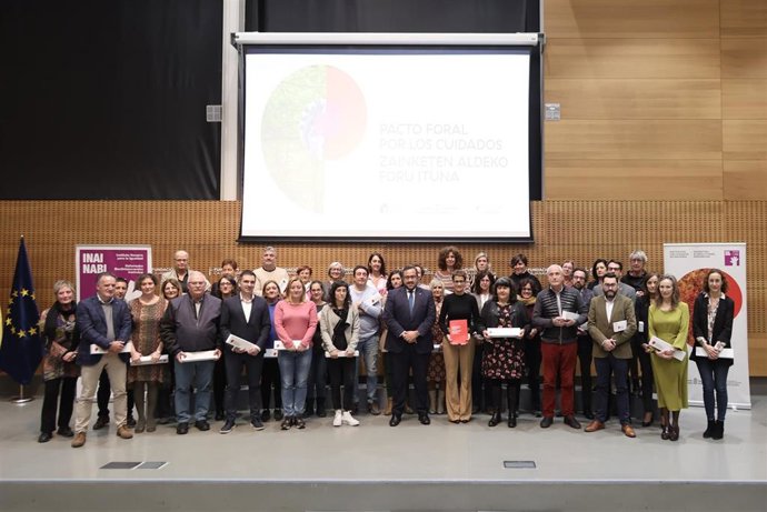 La presidenta Chivite con representantes de las entidades que han suscrito el Pacto Foral por los Cuidados