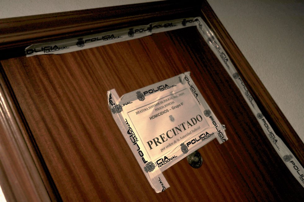 La puerta de la vivienda precintada por la Policía Nacional, donde un hombre ha matado a su pareja y a su hija en común, a 7 de noviembre de 2022, en Móstoles (Madrid).
