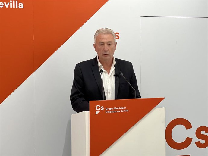 Miguel Ángel Aumesquet, nuevo portavoz de Cs en el Ayuntamiento, en una rueda de prensa.