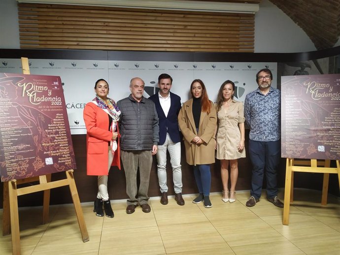 El diputado de Cultura, Fernando Grande, con artistas que intervendrán en el programa 'Ritmo y cadencia'