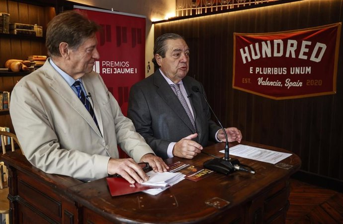 El presidente de la Fundación Premios Rei Jaume I, Javier Quesada (i), y el presidente de la Fundación Valenciana de Estudios Avanzados, Vicente Boluda (d), presentan en rueda de prensa las novedades de los actos de entrega de la 34 edición de los Prem