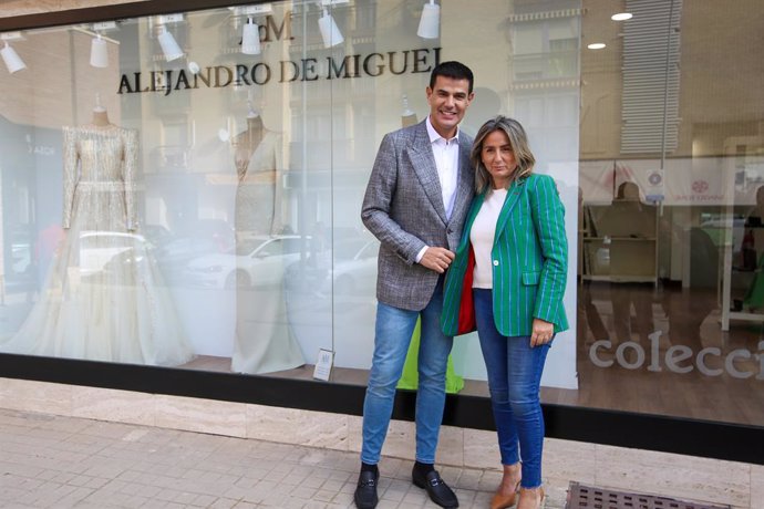 La alcaldesa de Toledo, Milagros Tolón, ha visitado este lunes la nueva tienda del diseñador Alejandro de Miguel en la calle Colombia del barrio de Santa Teresa.