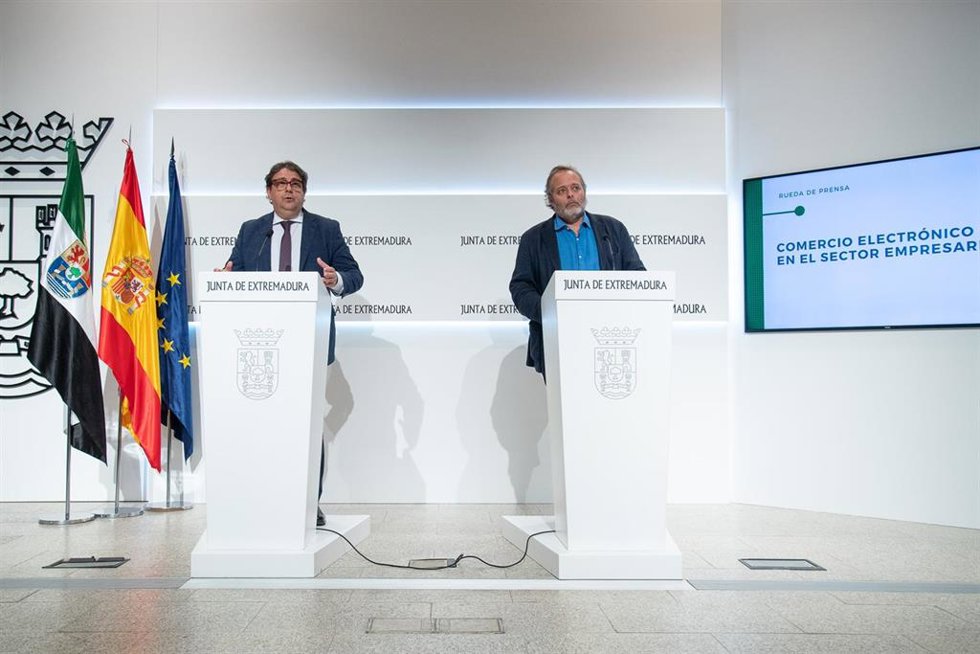 El viceprensidente segundo de la Junta y consejero de Sanidad, José María Vergeles, y el consejero de Econonía, Rafael España, en rueda de prensa