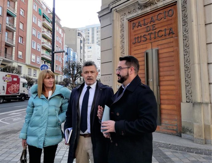 Ana Lourdes González, Conrado Escobar y Javier Merino, tras dar la rueda de prensa ante los antiguos juzgados de Logroño
