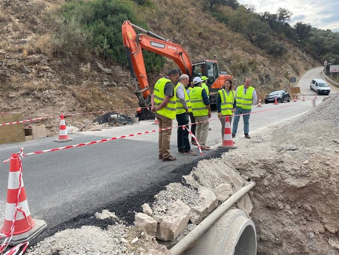 La delegada de Fomento, Vivienda y Articulación del Territorio, Cristina Casanueva, durante una visita a las obras en las A-333.