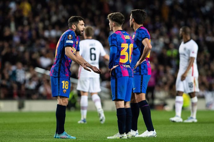 Archivo - Jordi Alba of FC Barcelona protests to his teammates during the Europa League football match played between FC Barcelona and Frankfurt at Camp Nou stadium on April 14, 2022, in Barcelona, Spain.