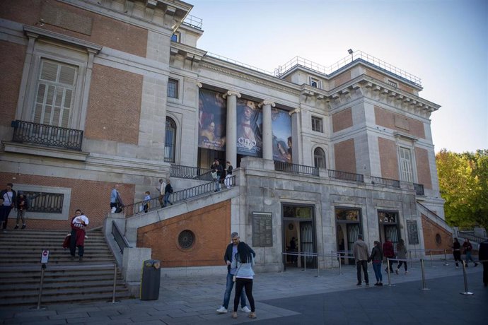 Varias personas a la entrada del Museo del Prado, a 5 de noviembre de 2022, en Madrid (España). Dos activistas de Futuro Vegetal se han pegado a los marcos de los cuadros de 'La maja desnuda' y de 'La maja vestida' de Francisco de Goya expuesto en el Mu