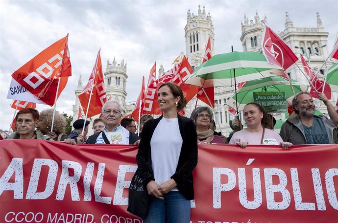 La portavoz de Más Madrid en la Asamblea de Madrid, Mónica García, durante una manifestación para pedir una sanidad madrileña pública, universal y de calidad, en la plaza de Cibeles.