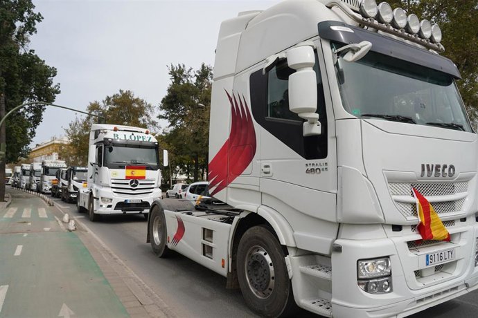 Archivo - Camiones en Sevilla, en imagen de archivo del quinto día de paros en el sector de los transportes el pasado marzo