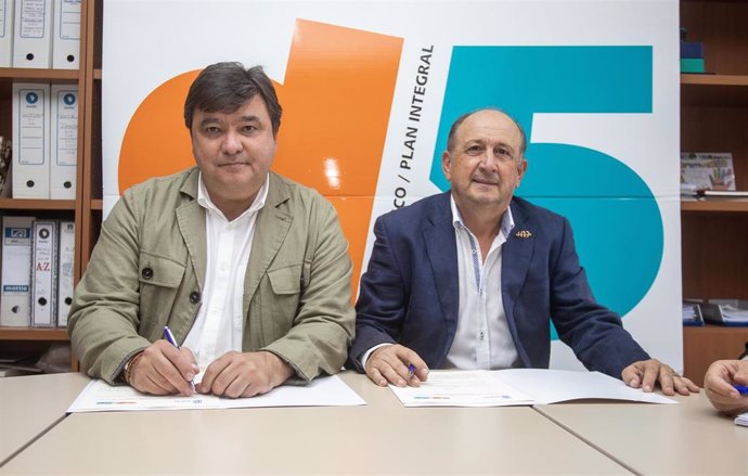 El alcalde de Huelva, Gabriel Cruz, y el presidente de la Asociación 'Hispanidad Avanza', Antonio González, han renovado el convenio de colaboración existente entre las dos entidades.