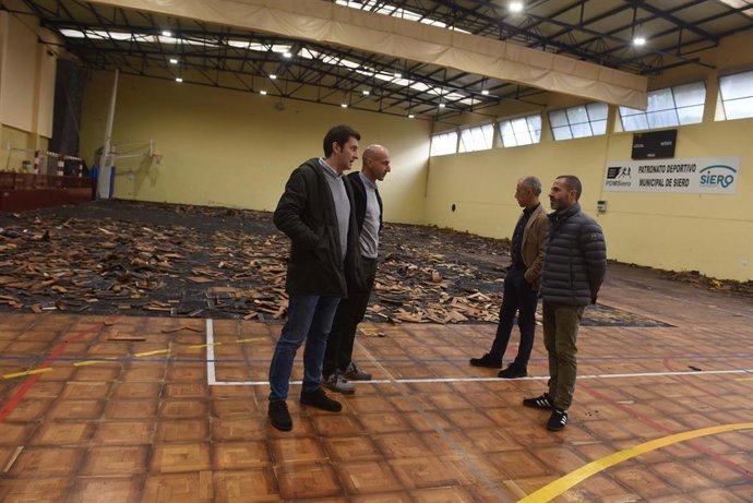 El alcalde de Siero, Ángel García, visita las obras de pavimentación del polideportivo Leandro Domínguez