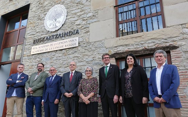 Omenaldiko parte hartzaileak.