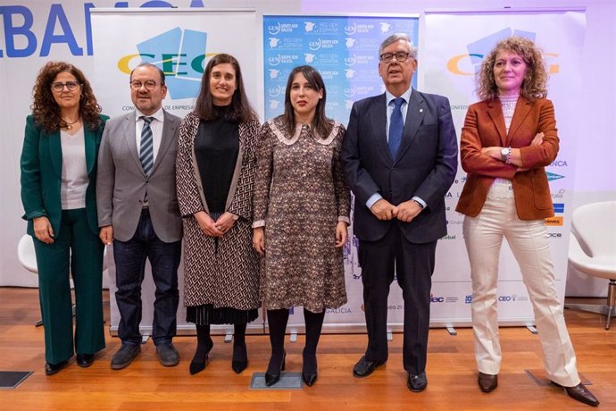 El rector de la USC, Antonio López, la conselleira de Promoción do Emprego e Igualdade, María Jesús Lorenzana,  y el director de la CEG, Juan Manuel Vieites, junto a Loreto Fernández e Isabel Neira, directoras de GEM