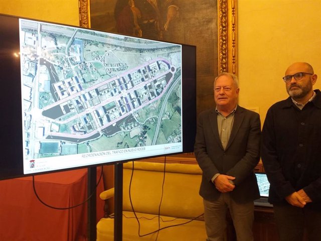 Aurelio Martín, concejal de Medio Ambiente y Movilidad del Ayuntamiento de Gijón,y el  presidente de la asociación vecinal de Nuevo Roces, Miguel Gallego, presentan la reordenación del tráfico del barrio
