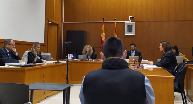 Juicio en la Audiencia de Barcelona a un acusado de lanzar pirotecnia al helicóptero de Mossos en una manifestación contra la sentencia del 1-O. El lunes 7 de noviembre de 2022.
