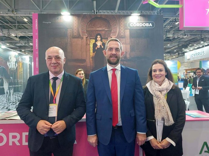 El presidente de la Diputación de Córdoba, Antonio Ruiz (izda.), en la World Travel Market (WTM) de Londres.