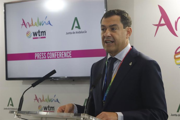 El presidente de la Junta de Andalucía, Juanma Moreno, este lunes en Londres antes de inaugurar el Pabellón de Andalucía en la World Travel Market (WTM).