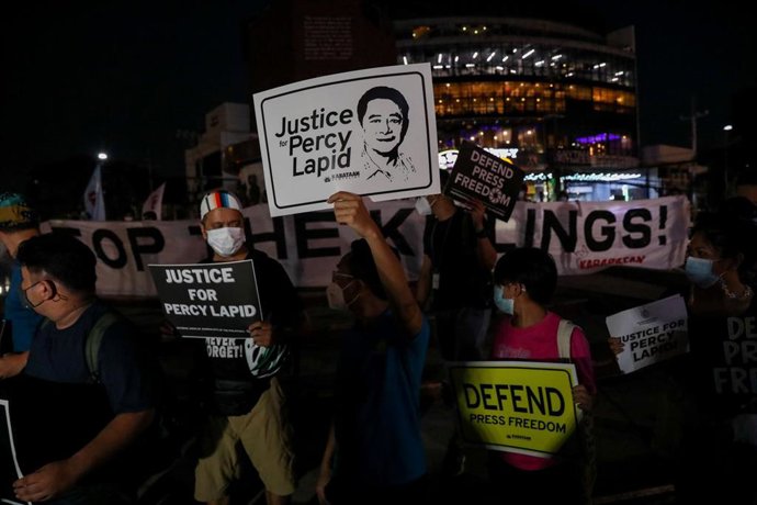 Archivo - Concentración de rechazo en la ciudad de Quezon por la muerte del periodista filipino Percival Mabasa.