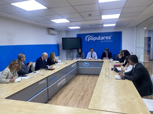 el secretario general del PP de Madrid, Alfonso Serrano, se reúne con diputados y senadores nacionales por Madrid para analizar las enmiendas presentadas a los PGE para 2023