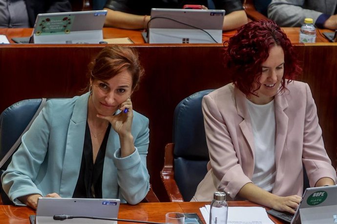 La portavoz de Más Madrid en la Asamblea de Madrid, Mónica García, y la portavoz adjunta María Pastor durante un Pleno.