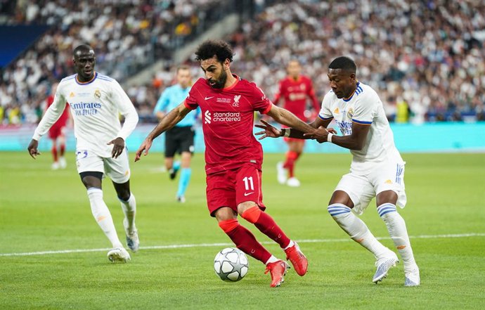 Archivo - 28 May 2022, France, Paris: Liverpool's Mohamed Salah and Real Madrid's David Alaba battle for the ball during the UEFA Champions League final soccer match between Liverpool FC and Real Madrid CF at the Stade de France. Photo: Nick Potts/PA Wi