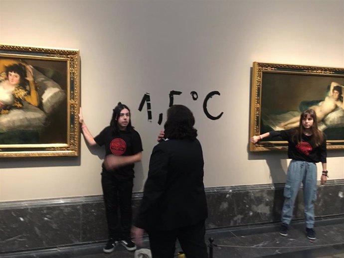 Activistas ecologistas se pegan al marco de 'La maja desnuda' y 'La maja vestida' de Francisco de Goya, en el Museo Nacional del Prado