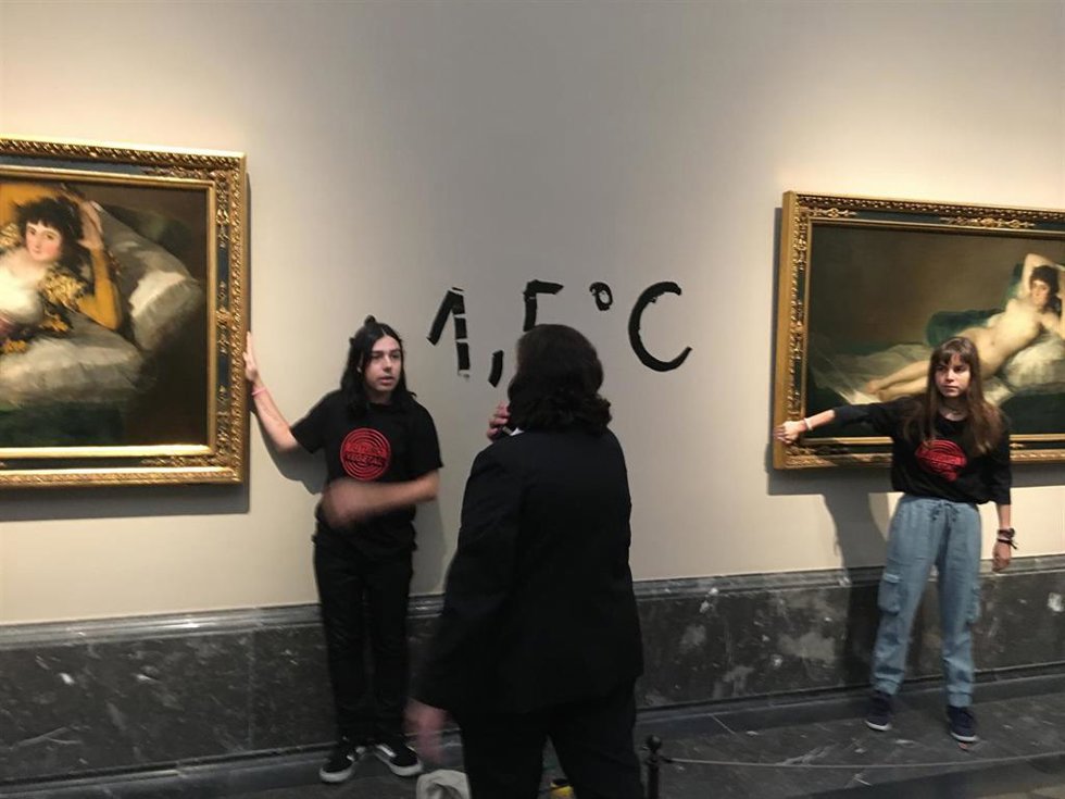 Activistas ecologistas se pegan al marco de 'La maja desnuda' y 'La maja vestida' de Francisco de Goya, en el Museo Nacional del Prado