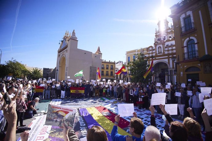 Más de 500 personas se reúnen en la concentración de colectivos memorialistas de Sevilla ante la basílica de la Macarena, a 6 de noviembre de 2022 en Sevilla (Andalucía, España). (Foto de archivo).