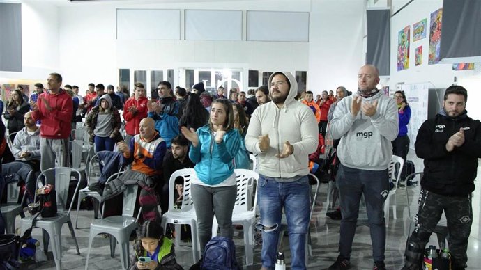 Personas viendo el documental 'Desahogo' en Argentina