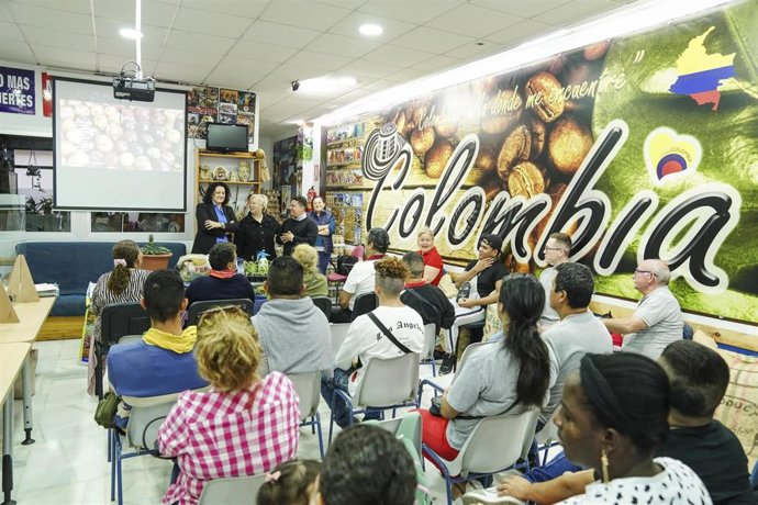 La diputada de Igualdad, Nuria Rodríguez, participa en la inauguración de los Talleres de Mini Huertos que impulsa la Asociación de Colombianos Almería para todos