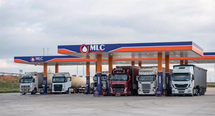Archivo - Varios camiones estacionados en una gasolinera situada en el eje Manzanares-Valdepeñas de la autopista A4
