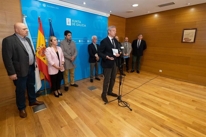 El presidente da Xunta, Alfonso Rueda, con transportistas de la A-6