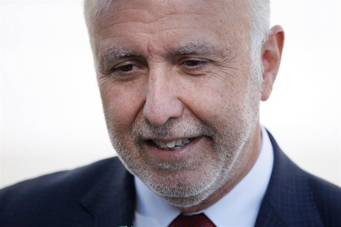 Archivo - El presidente de Canarias, Ángel Víctor Torres, responde a los medios tras asistir al tercer homenaje de Estado a las víctimas de la pandemia del coronavirus, en la Plaza de la Armería del Palacio Real, a 15 de julio de 2022, en Madrid (España