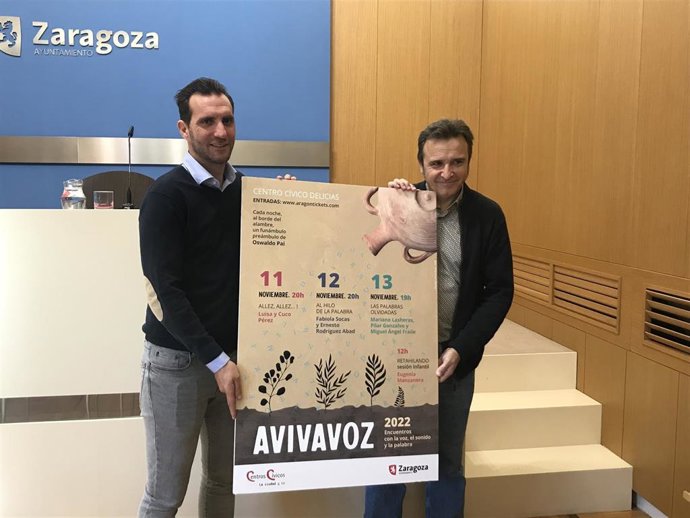 El consejero municipal de Participación Ciudadana del Ayuntamiento de Zaragoza, Javier Rodrigo; y el responsable de este encuentro, Oswaldo Pai, con el cartel de la III edición de "Avivavoz"
