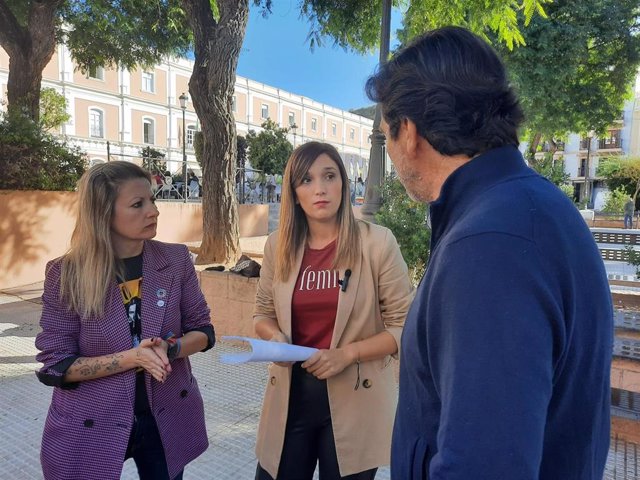 La parlamentaria andaluza por el PSOE de Huelva y portavoz adjunta del Grupo Socialista en la Cámara autonómica, María Márquez, en el centro de la imagen.