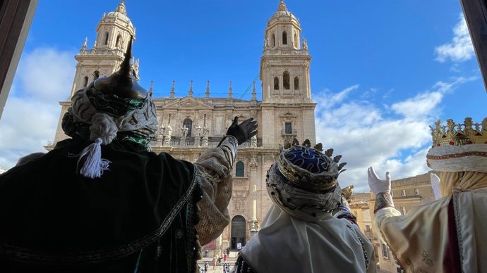 Archivo - Los Reyes Magos saludan desde el balcón del Ayuntamiento.