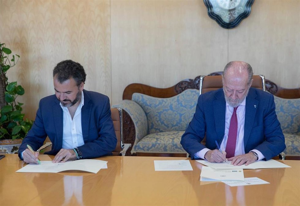 Firma de la cesión de parte de la SE-6103 a La Campana entre el presidente de la Diputación, Fernando Rodríguez Villalobos, y el alcalde del municipio, Manuel Fernández.