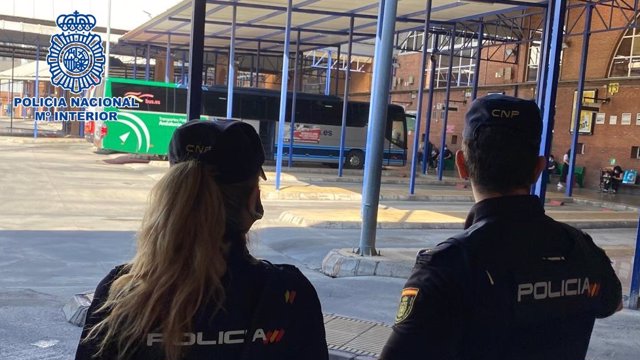 Agentes Policía Nacional estación autobuses Málaga.
