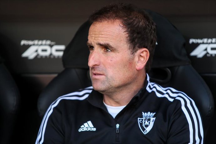 Archivo - Jagoba Arrasate, head coach of CA Osasuna, looks on during the Santander League match between Valencia CF and CA Osasuna at the Mestalla Stadium on April 16, 2022, in Valencia, Spain.