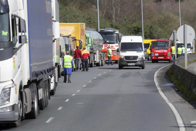 Archivo - Varios amiones parados en el arcén en uno de los accesos al Polígono de O CEAO, en una huelga indefinida del transporte de mercancías, a 14 de marzo de 2022, en Lugo, Pontevedra (España). El paro, convocado a nivel nacional por la Plataforma p