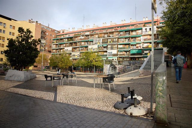 Sillas y mesas de una terraza en la plaza Luca de Tena, en Lavapiés, a 22 de octubre de 2022.