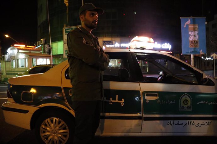 Un agente de la Policía en Teherán, Irán