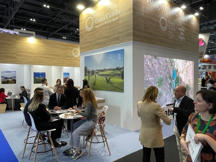 El consejero de Presidencia, Turismo, Cultura y Deportes, Marcos Ortuño, en el estand de la Región de Murcia en la WTM de Londres.