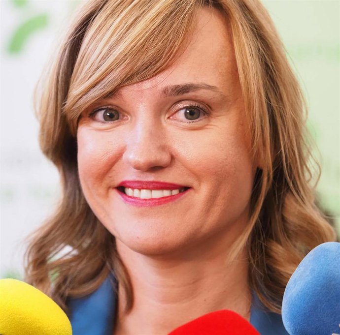 Archivo - La ministra de Educación y Formación Profesional, Pilar Alegría, ofrece declaraciones a los medios a su llegada al Colegio Santa Teresa de Jesús, a 30 de septiembre de 2022, en Valladolid, Castilla y León (España). La ministra de Educación y F