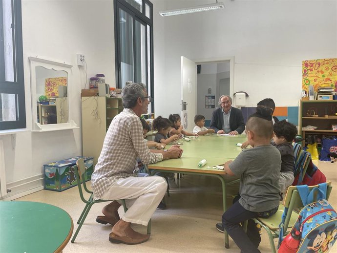 El conseller de Educación y Formación Profesional, Martí March, durante su visita al centro.