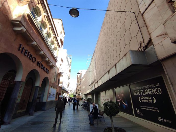 Edificio del antiguo Simago (dcha.), situado frente al Teatro Góngora.