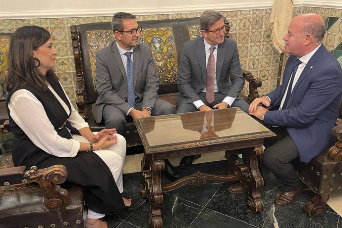 Archivo - El consejero de Política Industrial y Energía, Jorge Paradela, se reúne con el alcalde de Antequera (Málaga)