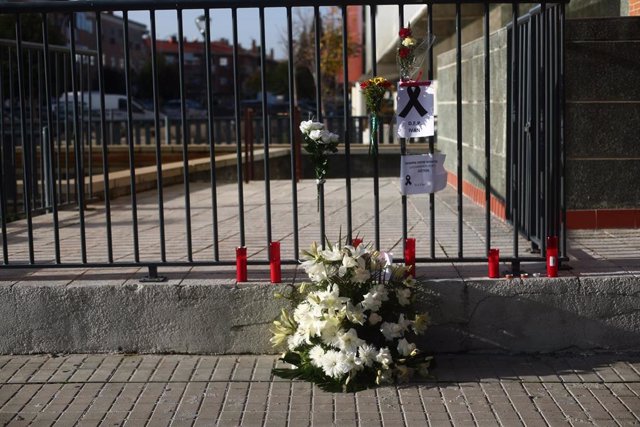 Archivo - Verjas con crespón negro y flores en apoyo al joven asesinado en la localidad en una de las calles de Velilla de San Antonio.