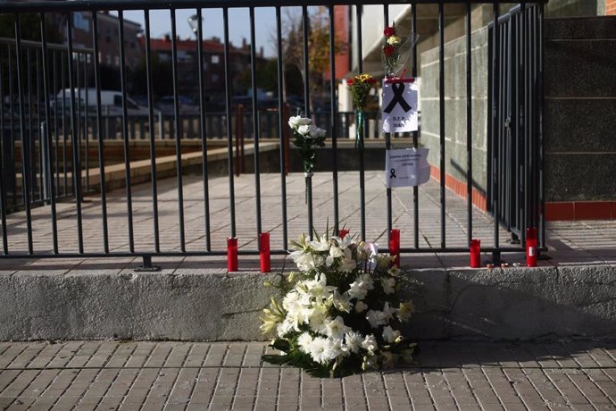 Archivo - Verjas con crespón negro y flores en apoyo al joven asesinado en la localidad en una de las calles de Velilla de San Antonio.